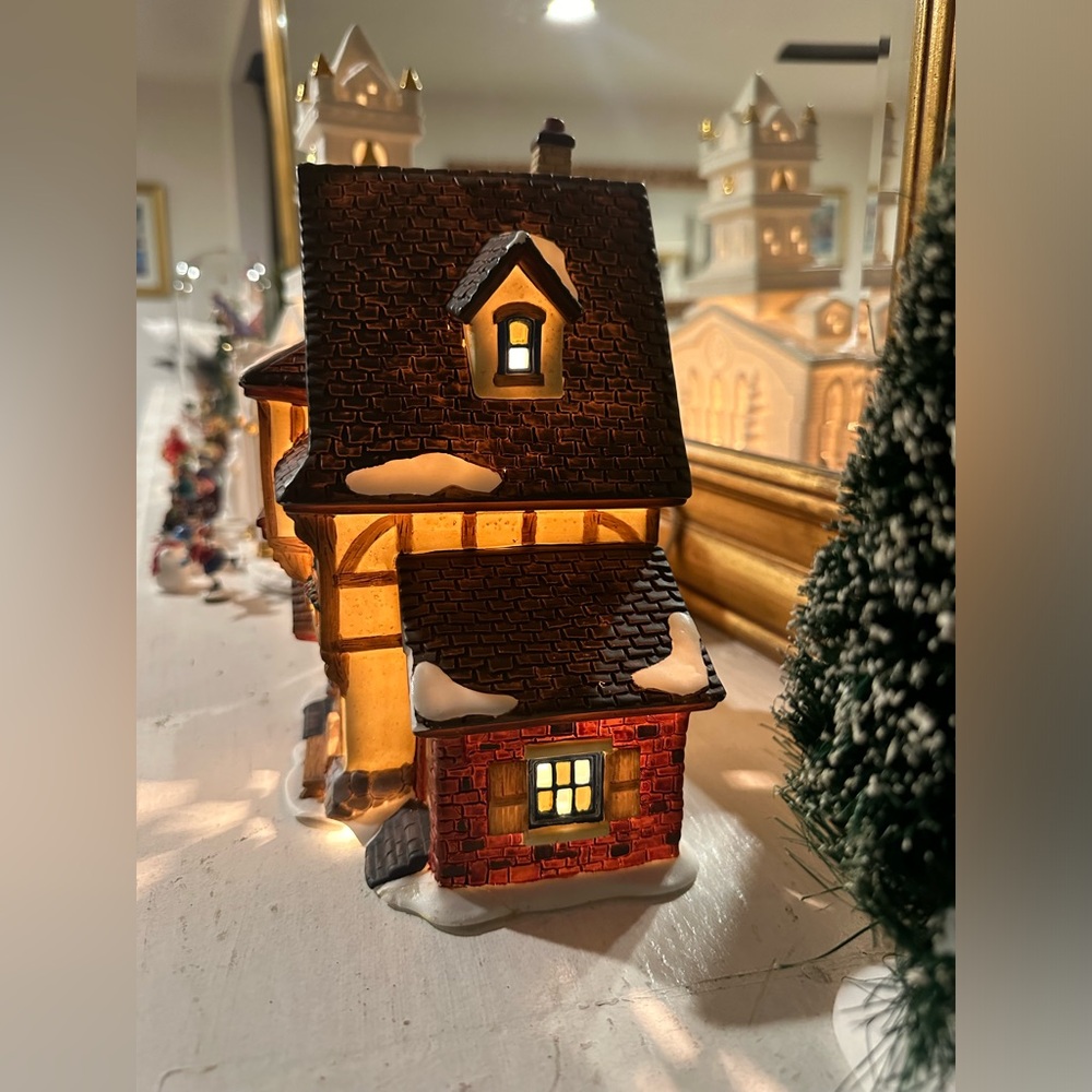 Santa’s workbench collection. The calico cat toy shop. No light includes - Picture 3 of 8